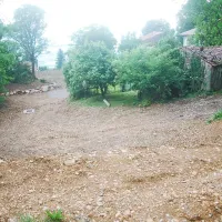 Z drenažnim sistemom, vkopanim od vrha zaselka proti vzhodu, so skušali zajeti tudi del vode, ki zamaka zahodni del plazu