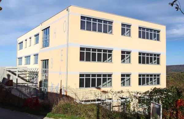 V podružnici v Sv. Antonu je treba dokončati gradbena, obrtniška, strojna in elektroinstalacijska dela ter urediti okolico šole
