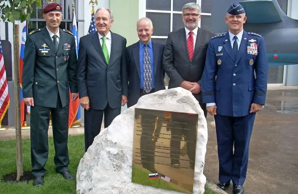 Generalmajor Dobran Božič, ameriški senator Thomas Richard Harkin, ameriški veleposlanik Joseph A. Mussomeli, minister za obrambo Roman Jakič in ameriški general Frank Gorenc (z leve) so  v Parku vojaške zgodovine odkrili spominsko ploščo in posadili