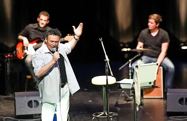 “Igor Lija in Al Picone sta moji umetniški imeni, ki me spremljata na odru. V  svetu zabavne glasbe pa se  pojavlja še moje rojstno ime Igor Mikolič in z njim podpisujem tudi svoje  avtorske skladbe.”