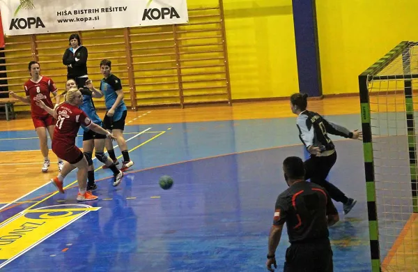 Špela Ferfolja (strelja) in Tina Rojc (rdeča, 8) sta bili nepogrešljivi v prvi postavi Mlinotesta  