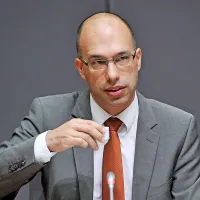 Pred preiskovalno komisijo DZ o ugotavljanju zlorab v bančnem sistemu je danes kot prva priča nastopil nekdanji podpredsednik KPK Rok Praprotnik