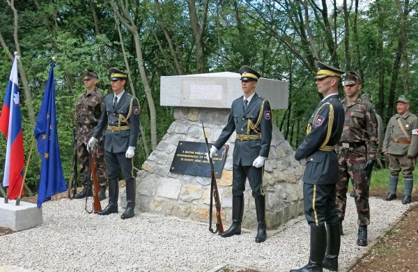 Pod Škabrijelom pri Novi Gorici so danes odkrili prenovljeni spomenik, ki so ga padlim madžarskim vojakom med 1. svetovno vojno na tem kraju postavili leta 1918