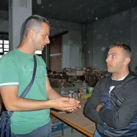 Koordinator prevozov Dalibor Samac daje šoferju Milanu Šešumu še zadnje napotke 