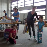 Darovalci so kar prihajali, med njimi Mirjana Bratuž s sinom Tarikom