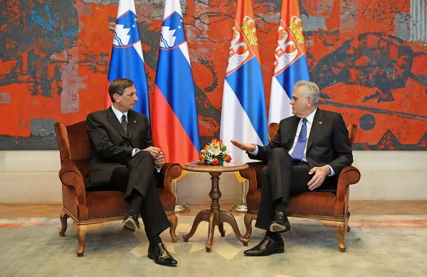 Predsednik republike Borut Pahor je s pogovori z gostiteljem, srbskim predsednikom Tomislavom Nikolićem v Palači Srbije,  v Beogradu začel dvodnevni uradni obisk v Srbiji