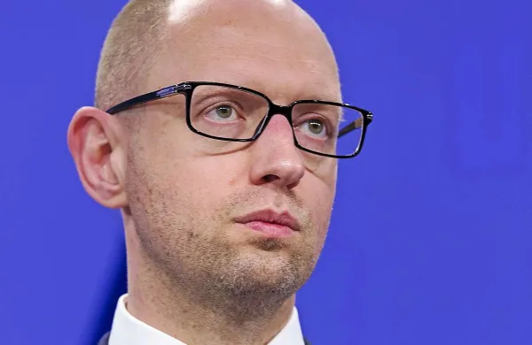Ukrajinski premier Arsenij Jacenjuk je  med obiskom v Berlinu opozoril, da čez mejo z Rusijo v Ukrajino prihajajo številni ruski gverilci
