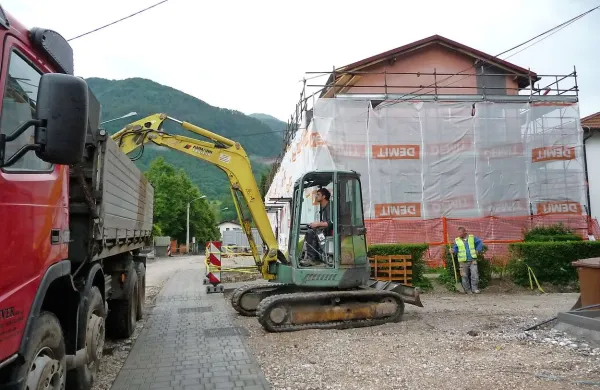 Gradbinci v teh dneh v Tolminu energetsko sanirajo stavbo Grad in obenem urejajo Kosovelovo ter Prešernovo ulico