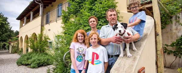 Štekarjevi (z leve): Katarina, Tamara, Matija Maj, Janko, Nino in družinski psiček Manu 