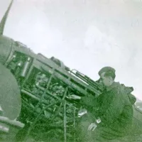 Mirko Gabrijelčič  spomladi 1945 pripravlja letalo za bojni polet