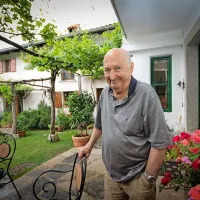 Petje na svojem kraškem dvorišču, kjer se vsak dan rodi v svet