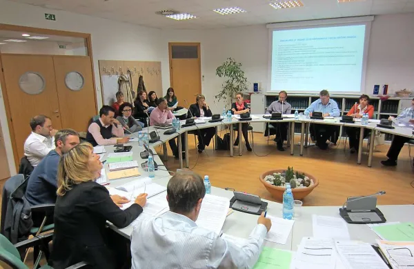 Divaški občinski svetniki so po referendumu o vetrnicah sprejeli sklep, na podlagi katerega Občina Divača v občinski prostorski načrt ne bo umeščala novih vetrnih elektrarn, ter poslali vladi apel, naj zaustavi projekt umeščanja vetrnic na  Senožeška