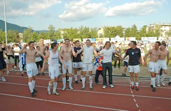 Nogometaši Gorice so leta 2004 takole proslavili drugi naslov državnih prvakov