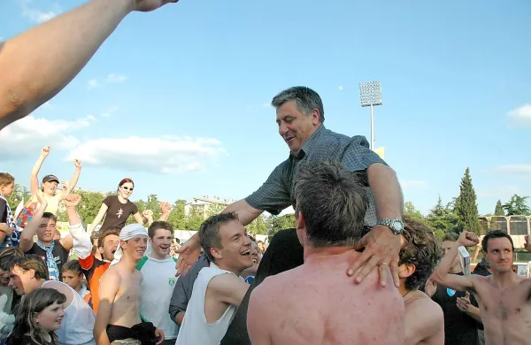 Pavel Pinni po osvojitvi naslova na rokah svojih varovancev 