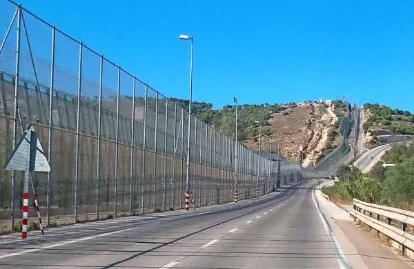 Ta teden je kakih 400 migrantov podrlo obmejno ograjo in vdrlo v Melillo