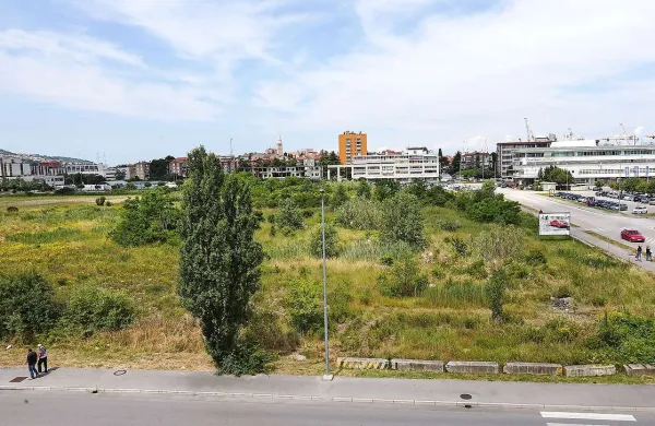 Na tem območju so pred dnevi v tla zvrtali šest vrtin, da bodo lahko opravili geološko geomehanske raziskave