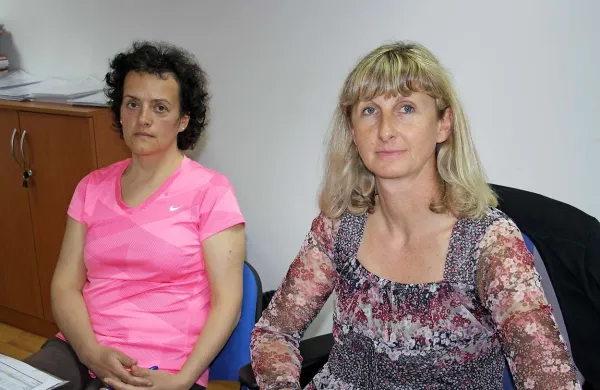 V.d. ravnateljice Vrtca Idrija Darja Lapajne  in nekdanja ravnateljica Damjana Velikonja  pri predaji del 
 