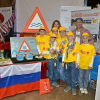 Razstavni prostor RoboSončkov, med njimi koprski podžupan Cep