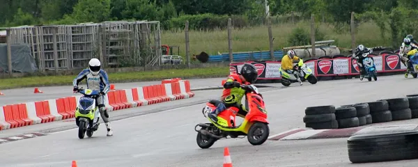 Na avto-moto poligonu v Vrtojbi so za točke DP tekmovali vozniki “navitih” skuterjev