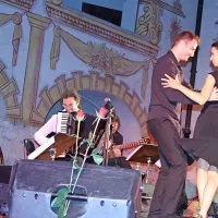 S slovitim violinistom  Stefanom Milenkovichem (na fotografiji pleše) Marko Hatlak širi tango zgodbe po vsem svetu