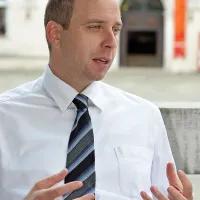 “Da bi  povečevali število študentov, torej  ni pametna smer, ker nam finančno nič ne pomeni. Finančno nam pomeni, če smo v svoje študijske  programe sposobni  pritegniti tuje študente in ponuditi specializirano izobraževanje zaključenim skupinam.”