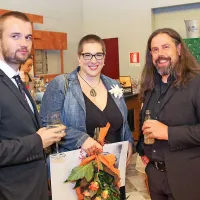 Nagrajena igralca novogoriškega ansambla Kristijan Guček in Ana Facchini ob tržaškem igralskem kolegu Danijelu Malalanu, ki je slavnostno prireditev prav duhovito vodil 