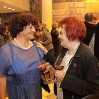 Majda Suša, nekdanja urednica kulture Primorskih novic,  je bila (ob Dušanu Mlakarju in Mariju Čuku) v žiriji za tantadruja za življenjsko delo. Ob njej Zdenka Lovec, ki je  tantadruja za življenjsko delo  prejela lani, v ozadju Gregor Butala, član
