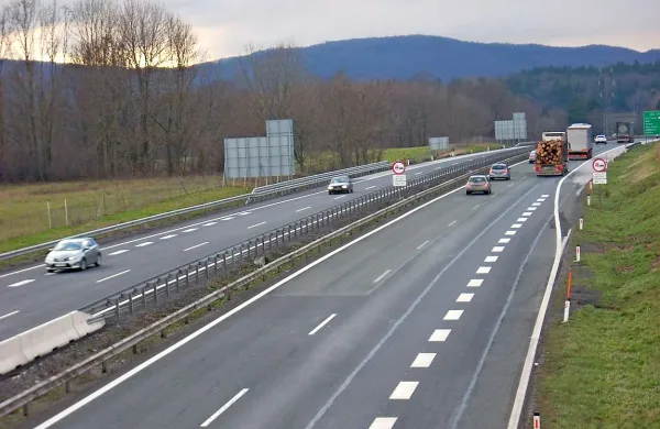 Prva gradbena dela za novo primorsko avtocesto do Jelšan naj bi stekla na območju avtoceste Ljubljana-Koper (na fotografiji) in ne na Bistriškem, kot so si obetali župani in prebivalci občin Ilirska Bistrica in Pivka