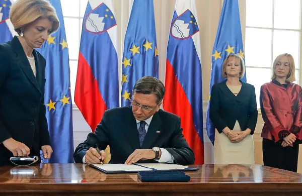 Predsednik države Borut Pahor je podpisal odlok o razpustu DZ in razpisu predčasnih državnozborskih volitev za 13. julij, kar je po njegovem mnenju v danih razmerah najboljši mogoči datum. Datum utegne zaplesti ustavna presoja, ki jo je so jo napovedali