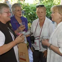 Gostje iz Avstralije so Silvani Šolc (desno) zaupale, da sta ne le vino, temveč tudi spontana gostoljubnost Kraševcev na njih naredila izjemen vtis