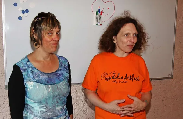 Nastajajočo kuharsko knjigo Tončke Kosovel sta predstavili Magdalena Svetina Terčon (levo) in glavna urednica Založništva tržaškega tiska Martina Kafol
