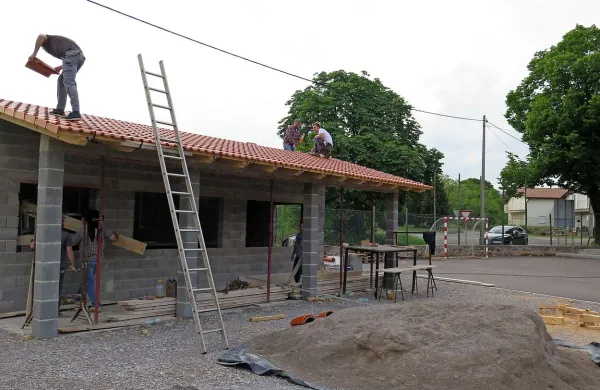  V Gorjanskem bo z obilico prostovoljnega dela kmalu nared nova večnamenska hišica
