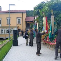 Svečanost ob odprtju čebelarskega doma so spremljali prapori čebelarskih društev iz Južno primorsko-notranjske območne zveze
