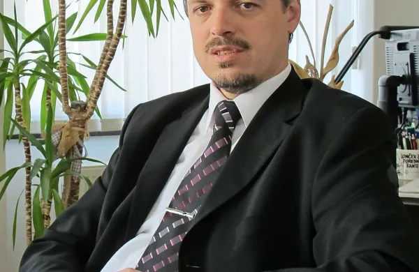 Robert Smrdelj: “Protikandidati bodo zagotovo rekli, da bi bilo potrebno omejiti število mandatov; in politični svežini je težko oporekati. Po drugi strani, pa, če ima nekdo izkušnje, če  so stvari dobro vpeljane in če ostaja zaupanje med ljudmi, so