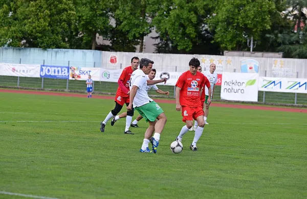 Mile Ačimović (v ospredju v belem dresu)  je v športnem parku poskrbel za vrsto duhovitih potez