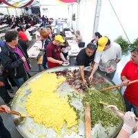 Polenta, pršut z refoškom in pski (česnovi poganjki) v velikanski padeli