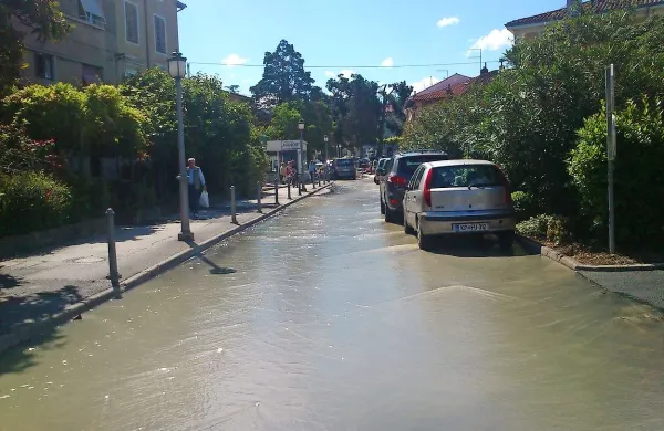 Na Pittonijevi in bližnji Postojnski ulici je bilo najmanj pet centimetrov vode