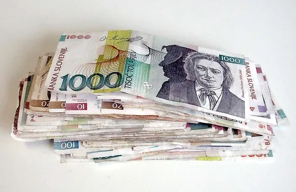 Skupna vrednost tolarskih bankovcev in kovancev ter bonov, ki jih ljudje niso zamenjali za evre, je konec lanskega leta znašala 42,76 milijona evrov