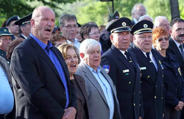  Predsednik KS Črni Kal Janko Sever (v ospredju)  je spomnil, da letos mineva 40 let, odkar so z ustavo vzpostavili krajevne skupnosti, in da zdaj o usodah vasi odločajo drugi, ki pa so daleč stran in domačinov ne razumejo 
