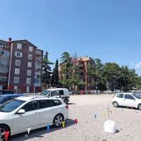 Parkirišče pri stanovanjskih stolpičih ob Vojkovem nabrežju 