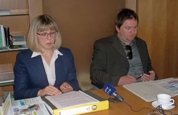 Vodje izpostave Ajpes Postojna Larisa Benassi in direktor postojnske GZS Boštjan Požar sta predstavila podatke lanskega poslovanja Notranjsko-kraške  regije, ki se je letos preimenovala v primorsko-notranjsko regijo     
