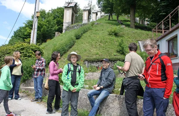 Skupina mladih navdušencev za lov za zakladi v društvu Idrija 2020  je pripravila celodnevno seznanitev z  orientacijsko igro za začetnike (na fotografiji ob iskanju prvega zaklada) 