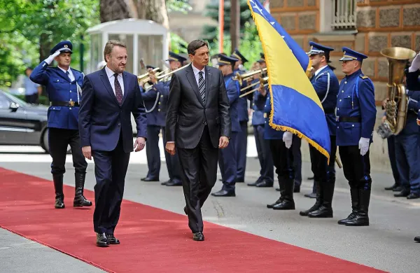 Slovenski predsednik Borut Pahor je po današnjem srečanju s člani predsedstva BiH izjavil, da odnosi med Ljubljano in Sarajevom niso na tako visoki ravni, kot bi lahko bili, glede na razumevanje in zaupanje med narodi, ki živijo v Sloveniji in BiH