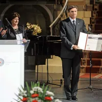 Predsednik republike Borut Pahor je danes med uradnim obiskom v Bosni in Hercegovini prevzel nagrado Isa beg Ishaković zaradi njegovih posebnih zaslug za BiH