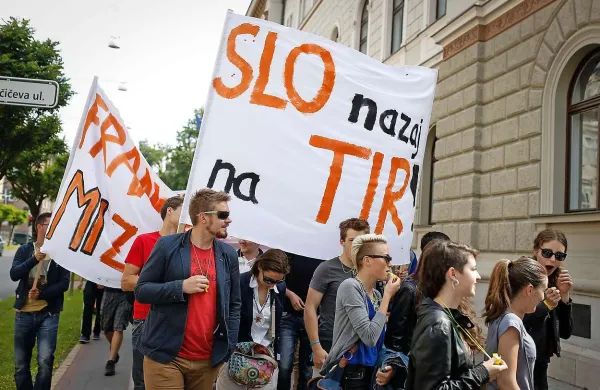 Nekaj več kot sto dijakov in študentov je na Javnem potniškem protestu  zahtevalo ureditev subvencij za vozovnice do konca koledarskega leta