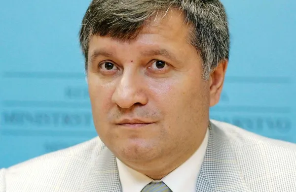  Ukrajinski notranji minister Arsen Avakov je  civiliste v nemirni regiji Doneck pozval, naj ostanejo doma