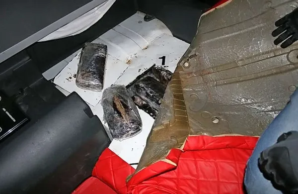 V prostoru pod voznikovim ter sovoznikovim sedežem so policisti našli  46 zavojev, v katerih je bilo skoraj 52 kilogramov konoplje