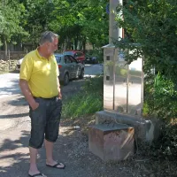 Alojz Gec pri električni omarici, na katero bi moral  nogometni klub omogočiti ponovni priklop