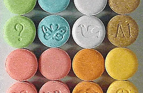 Ekstazi je obstajal že v 19. stoletju, patentirala pa ga je korporacija Merck, ki pa je nanj kasneje pozabila 