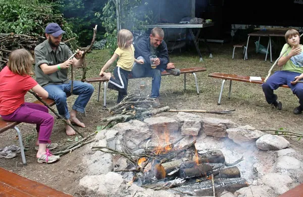 Matjaž Peternelj (na fotografiji ob ognju na taboru CMAK) ni edini, ki ga jezijo birokratsko zasnovani razpisi za financiranje društvene dejavnosti
